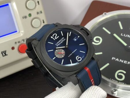 Panerai PAM 1529 Luna Rossa Carbotech 44mm Blue Dial Blue Rubber Strap - Image 4