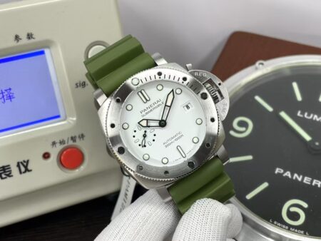 Panerai PAM1226 Submersible Quranta Quattro Bianco 44mm White Dial Green Rubber Band - Image 2