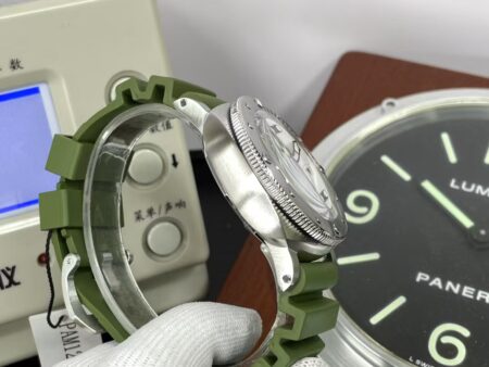Panerai PAM1226 Submersible Quranta Quattro Bianco 44mm White Dial Green Rubber Band - Image 6
