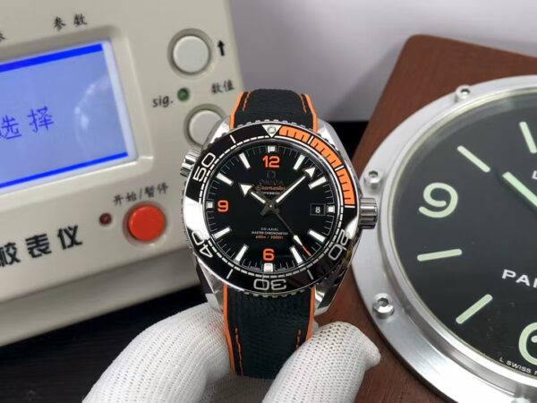 Omega Planet Ocean 600m 43.5mm 215.32.44.21.01.001 Black/Orange Bezel Black Dial with Rubber Band