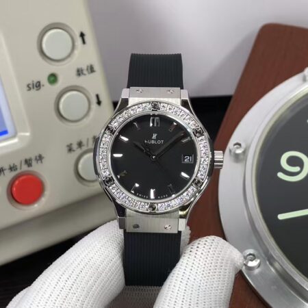 Hublot Classic Fusion 33mm 581.NX.1170.RX.1104 Swiss Quartz Movement Diamond Bezel Black Rubber Strap