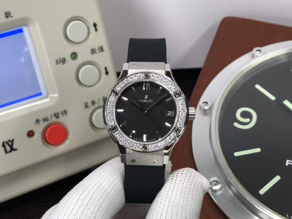 Hublot Classic Fusion 33mm 581.NX.1170.RX.1104 Swiss Quartz Movement Diamond Bezel Black Rubber Strap