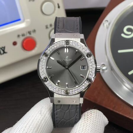 Hublot Classic Fusion 33mm 581.NX.7071.LR.1104 Diamond Bezel Gray Dial Gray Leather Strap