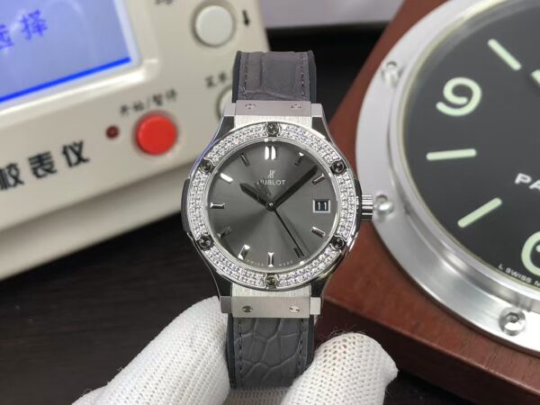 Hublot Classic Fusion 33mm 581.NX.7071.LR.1104 Diamond Bezel Gray Dial Gray Leather Strap