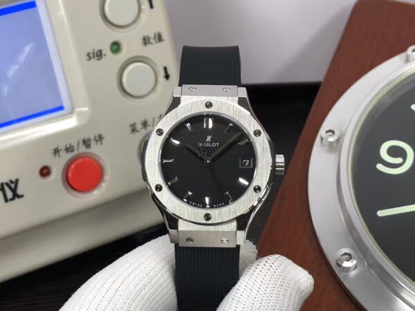 Hublot Classic Fusion 33mm 581.NX.1470.RX Swiss Quartz Movement Black Dial Black Rubber Strap