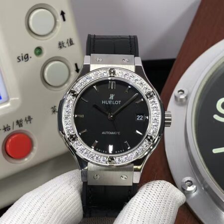 Hublot Classic Fusion 38mm 565.NX.1470.LR.1204 Clone HUB1110 Movement Diamond Bezel Black Leather Strap