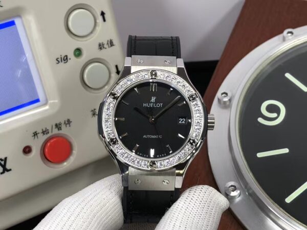 Hublot Classic Fusion 38mm 565.NX.1470.LR.1204 Clone HUB 1110 Movement Diamond Bezel Black Leather Strap