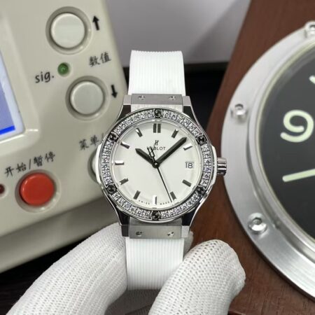 Hublot Classic Fusion 33mm 581.NX.7071.LR.1104 Swiss Quartz Movement Diamond Bezel White Rubber Band