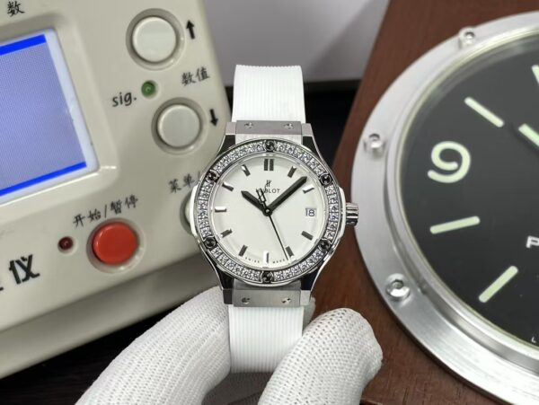 Hublot Classic Fusion 33mm 581.NX.7071.LR.1104 Swiss Quartz Movement Diamond Bezel White Rubber Band